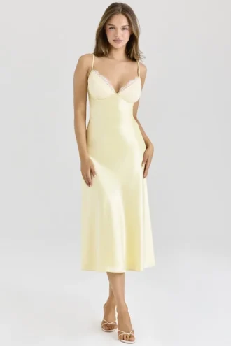 Felicity Midi-klänning i smörgul satin med snedskärning