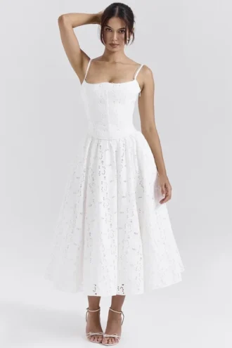 Francine har en midi-kjol i broderie anglais