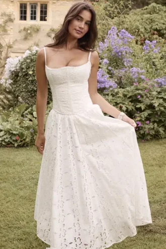 Francine har en midi-kjol i broderie anglais