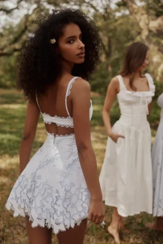 Isla Bluebell mini-sommarklänning i broderie anglais med vågig spets