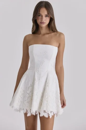 Jemima Vit axelbandslös miniklänning i broderie anglaise