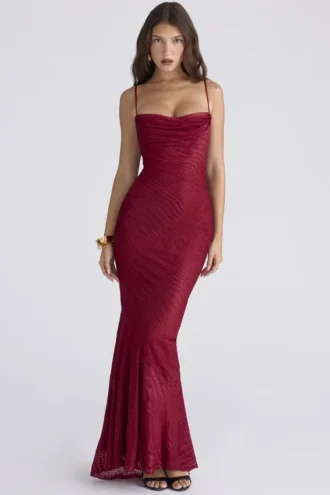 Nalani Deep Red Devoré Satin Maxi Aftonklänning – Begränsad utgåva